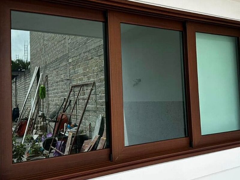 Ventana corrediza con vidrio café Nayarit