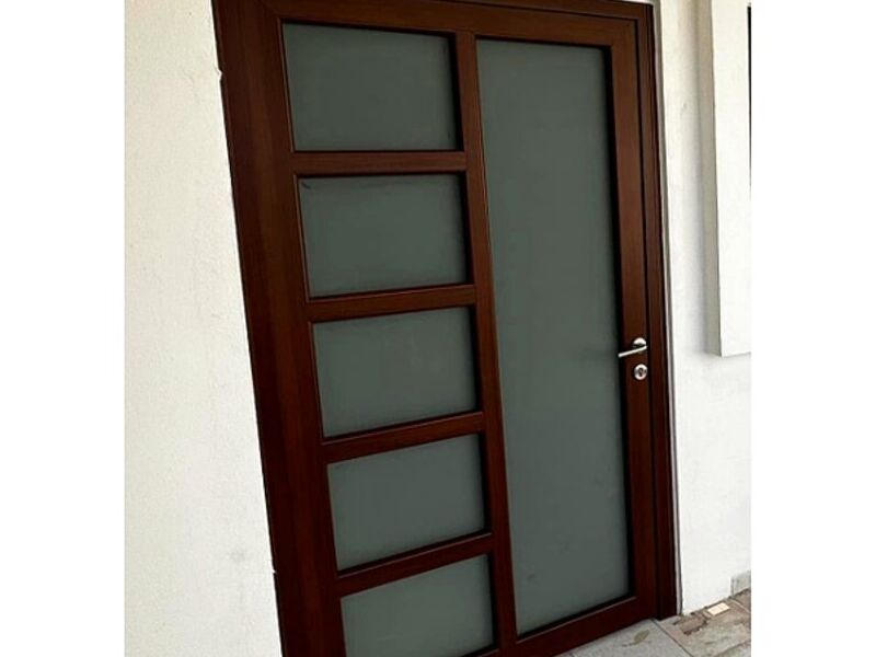 Puerta de aluminio color café Tepic