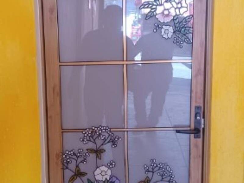 Puerta de aluminio con vitral Malinalco