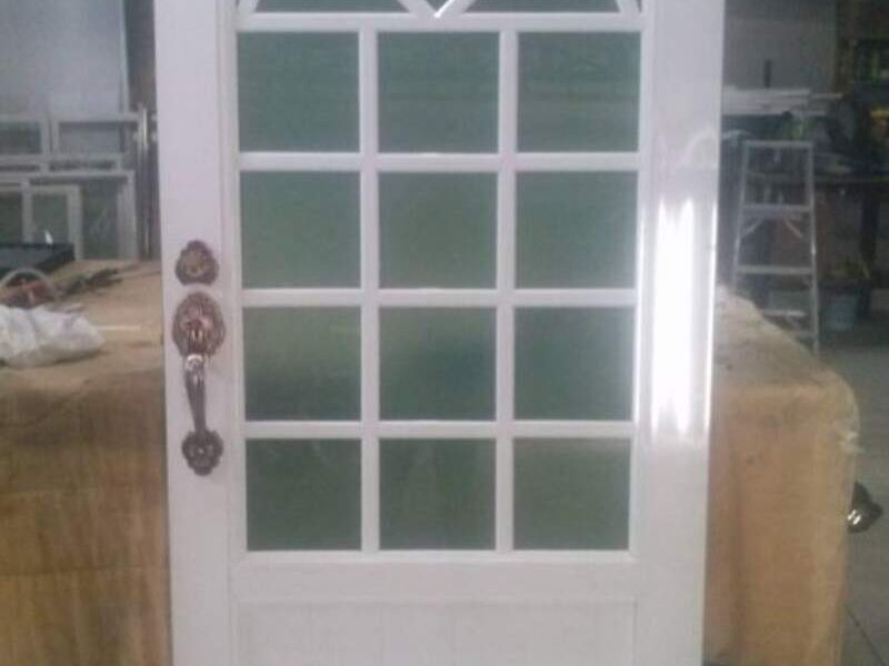 Puerta con vidrio tintex verde San Martín