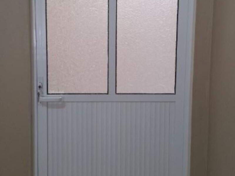 Puerta blanca con chapa México