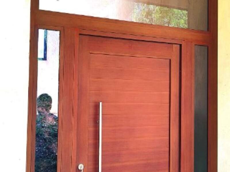 Puerta residencial con hoja monumental México