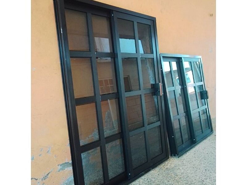 Ventana cuadricular aluminio negro Iguala