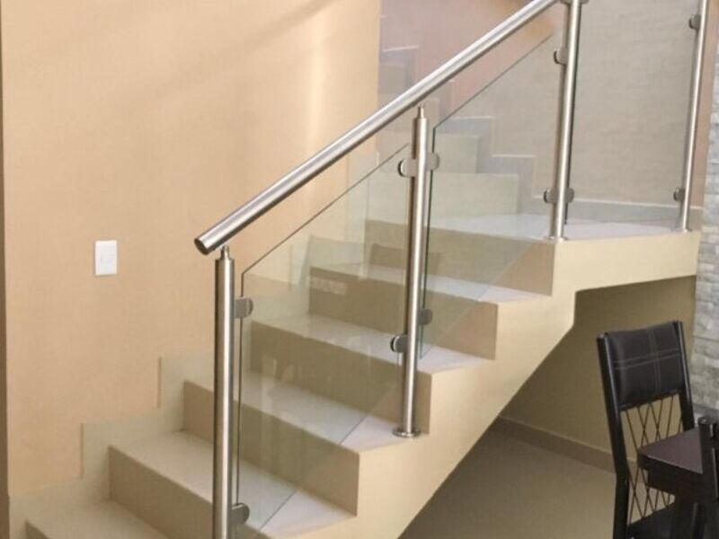 Barandal de vidrio con herrajes Poncitlán