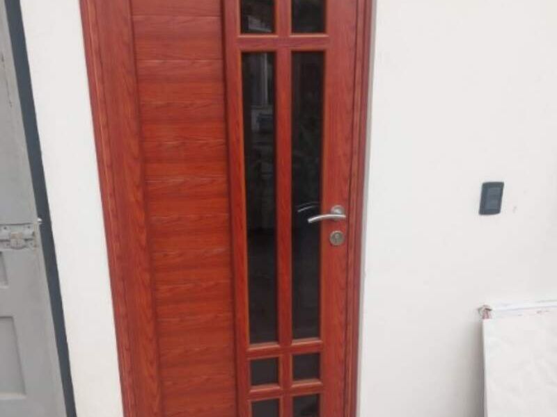 Puerta de aluminio imitación madera Apaxco
