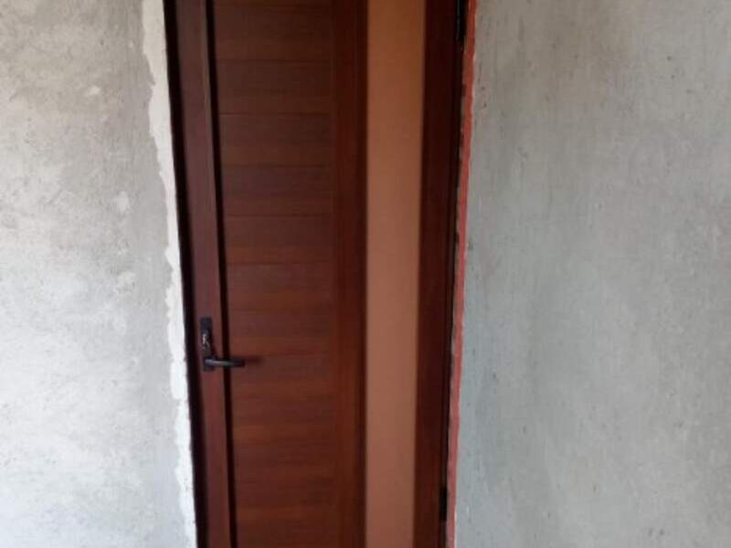 Puerta de aluminio color nogal México