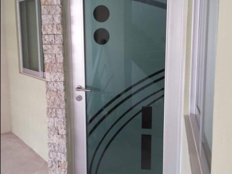 Puerta de aluminio y vidrio templado Tultepec