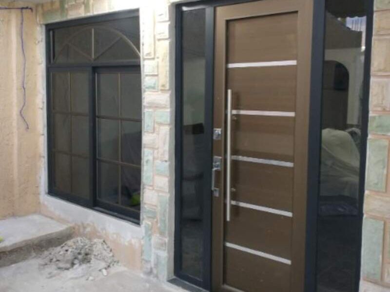 Puerta de aluminio con fijos de vidrio México