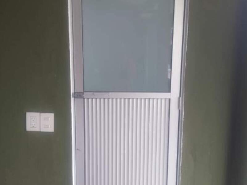 Puertas en aluminio natural con duela Morelos