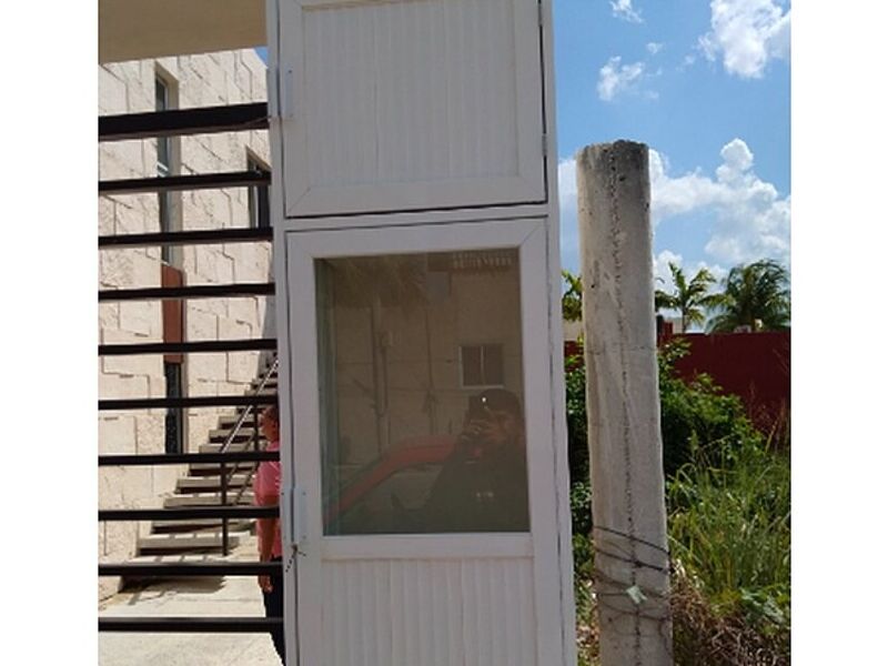 Puerta de aluminio color blanco Quintana Roo