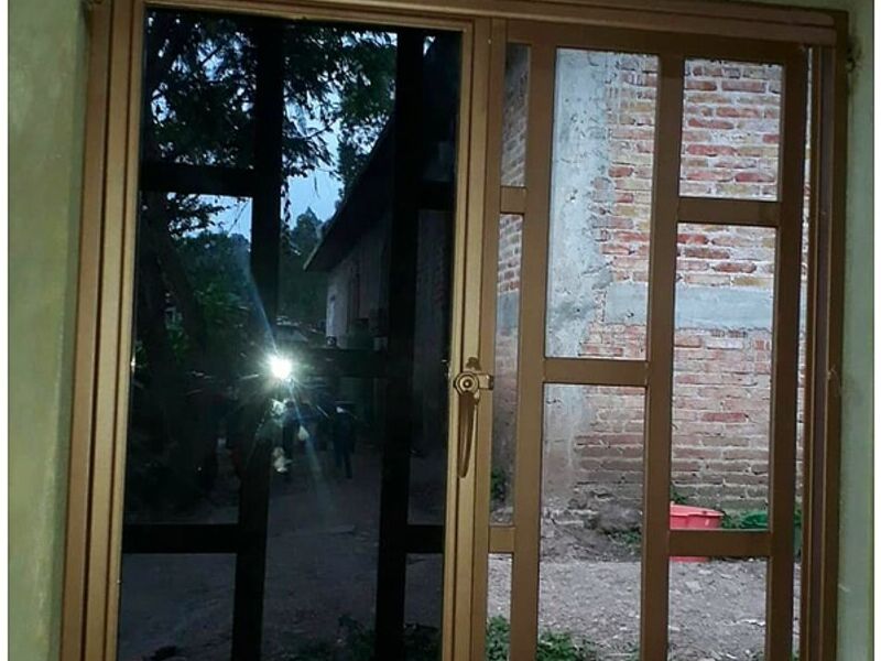 Ventana corrediza con vidrio dorado Guerrero