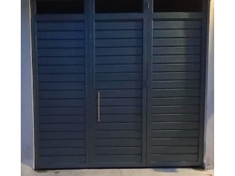 Puerta aluminio para garaje negro Guerrero