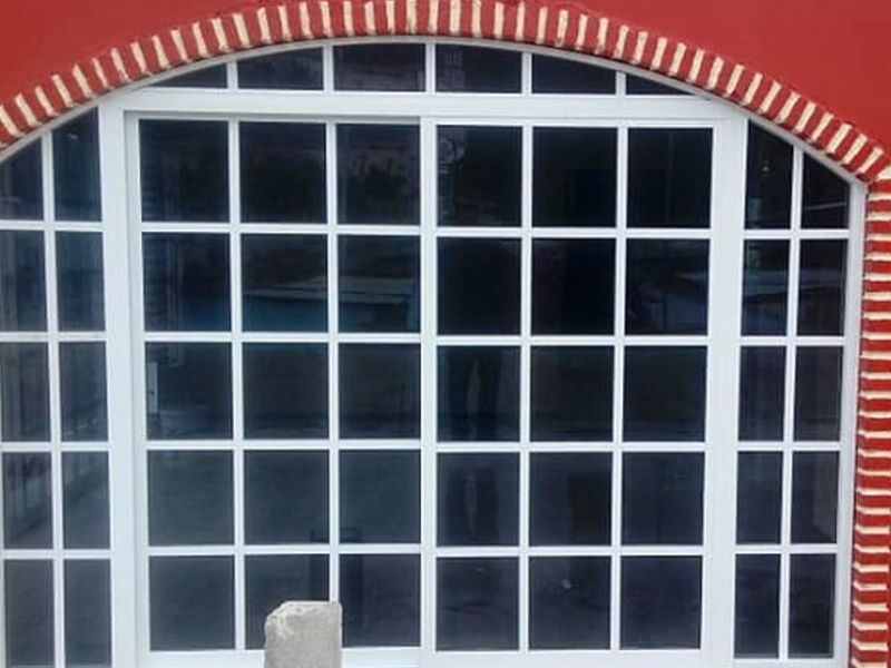 Puerta cuadricular aluminio blanco Rio Verde