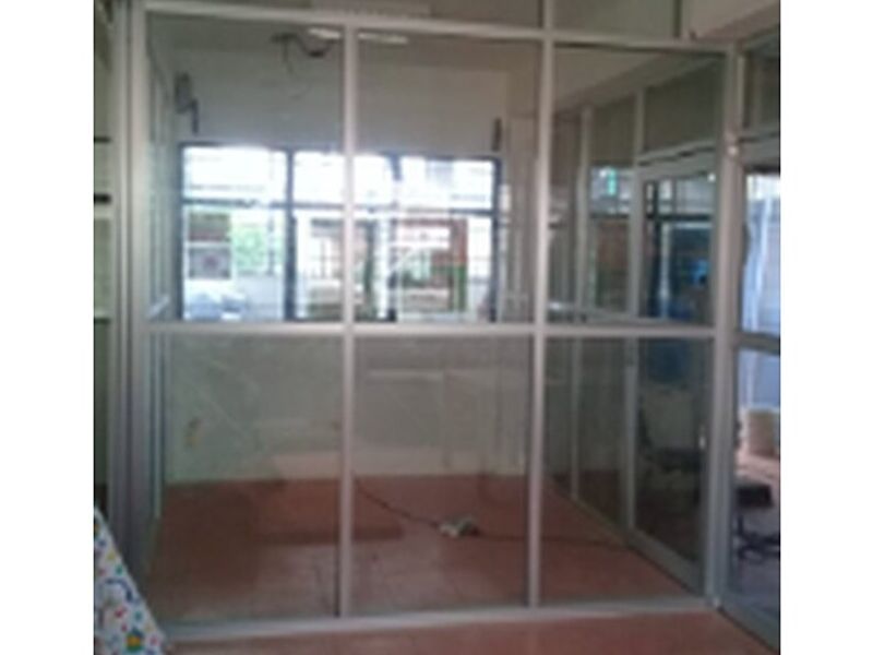 Puerta de aluminio y vidrio Ocosingo