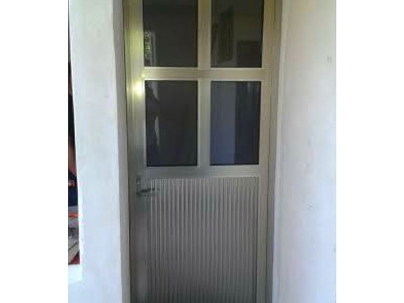 Puerta de aluminio color gris Chiapa