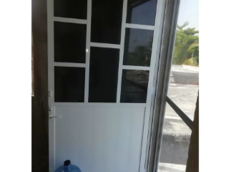 Puerta con duela y cuadriculada 