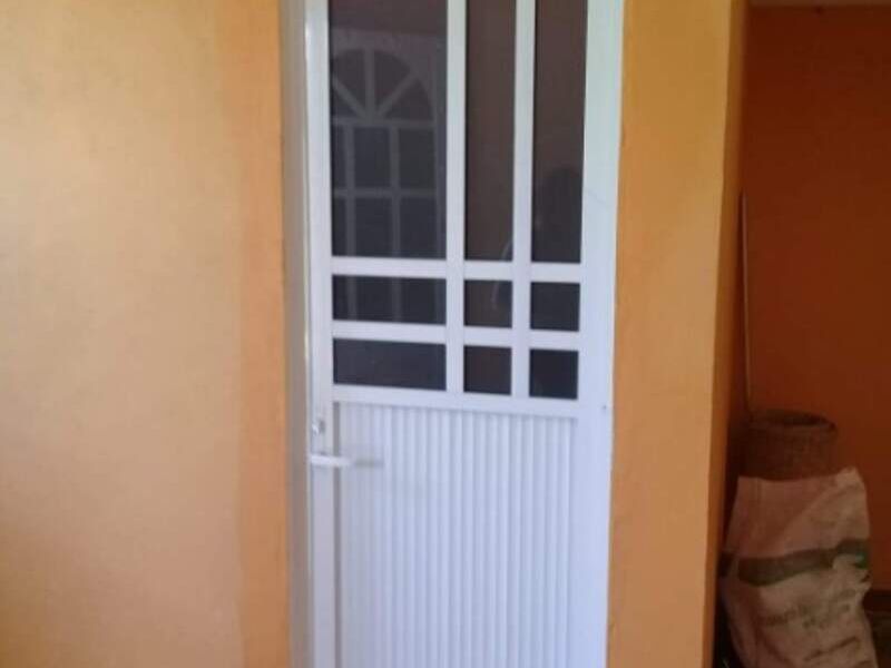 Puerta sencilla de aluminio Tequisquiapam