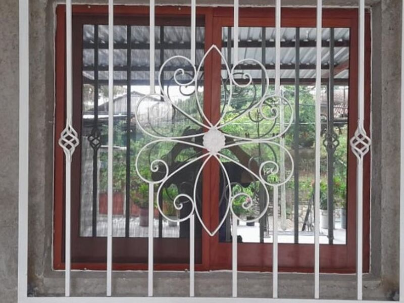 Ventana con protección de aluminio Ayutla