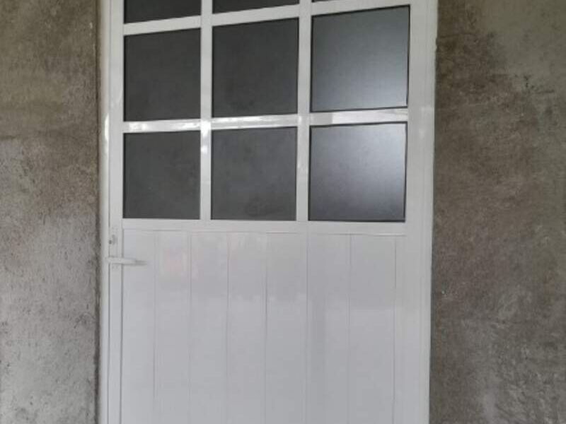 Puerta aluminio con crsital y chapa Ayutla