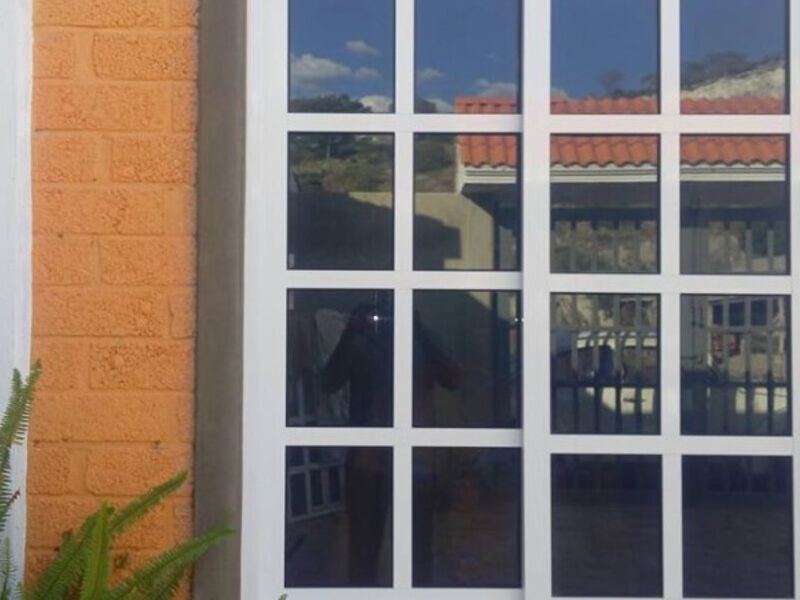 Ventana en aluminio blanco Izúcar