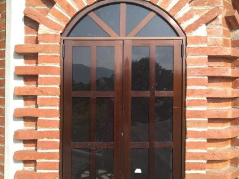 Ventana abatible color madera Huachinango