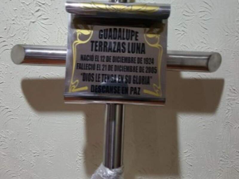Cruz de acero inoxidable con pergamino México