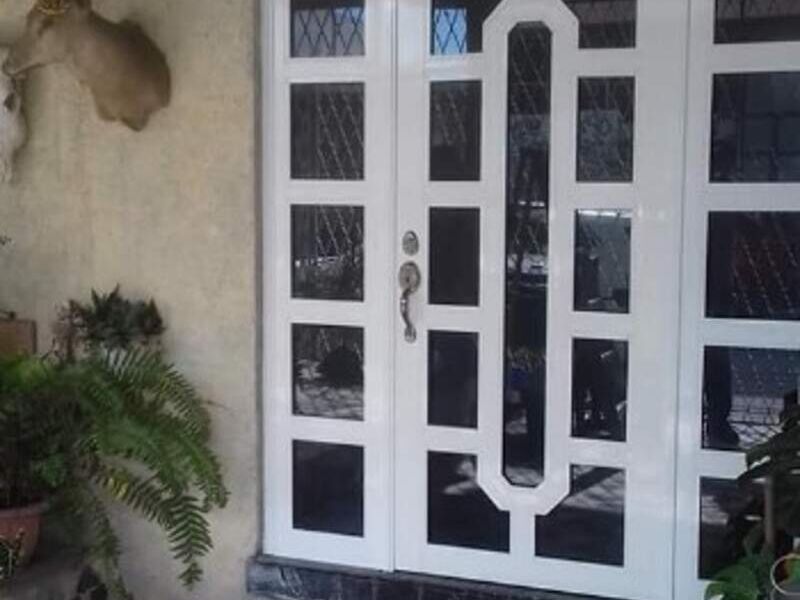 Puerta aluminio blanco con bisel Teotihuacán