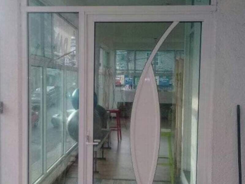 Puerta abatible de aluminio y cristal México