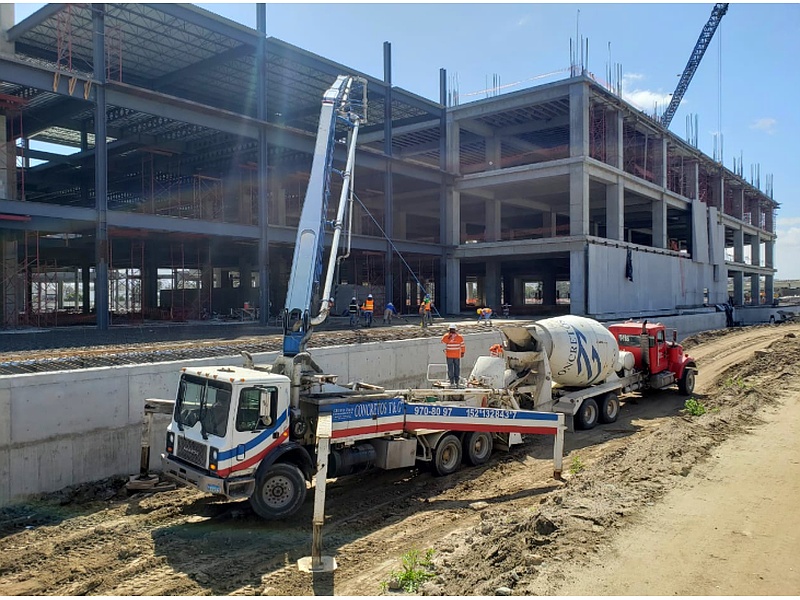 Construcción plaza península Tijuana México 