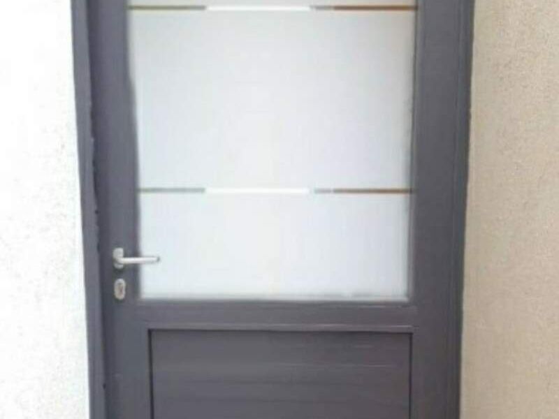 Puerta de aluminio gris Valle de Bravo