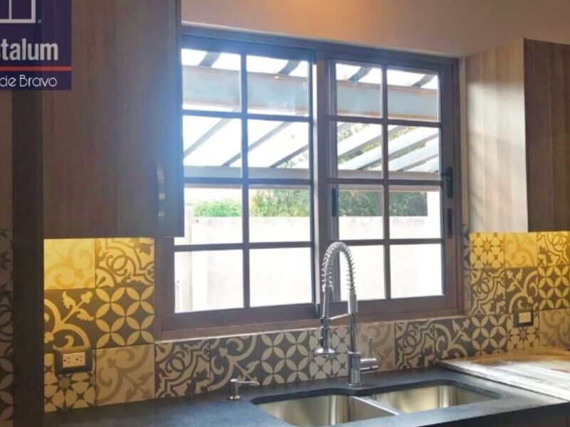 Ventana abatible de aluminio México
