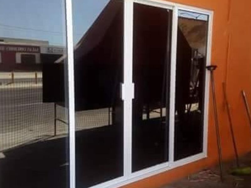 Puertas abatibles de aluminio y vidrio México