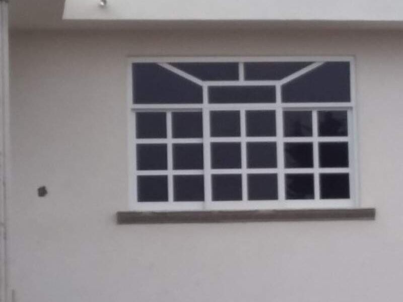 Ventana cuadriculada aluminio Temascalcingo