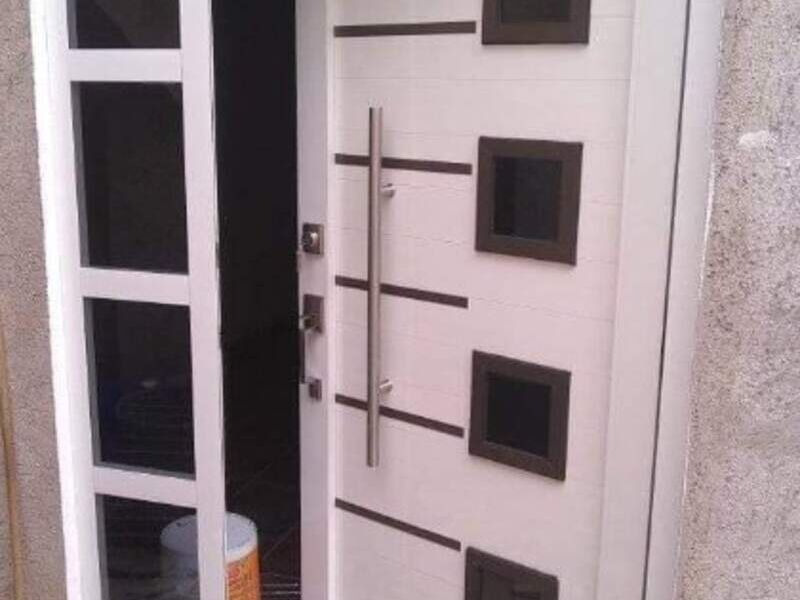 Puerta de aluminio con jaladera Temascalcingo