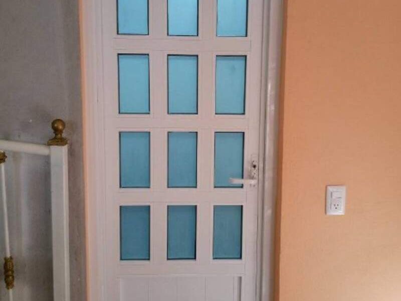 Puerta para baño con cuadrícula Acatlán