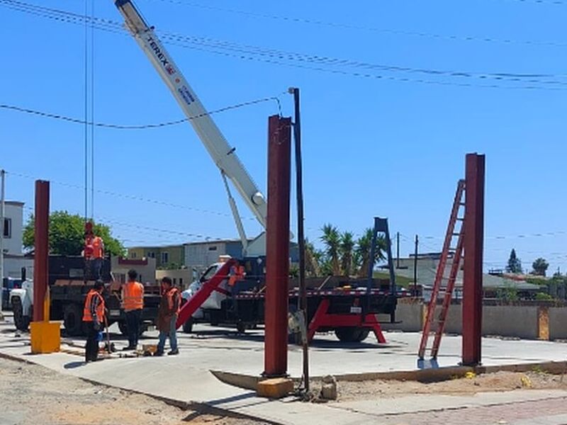 Colocación columnas metálicas Ensenada