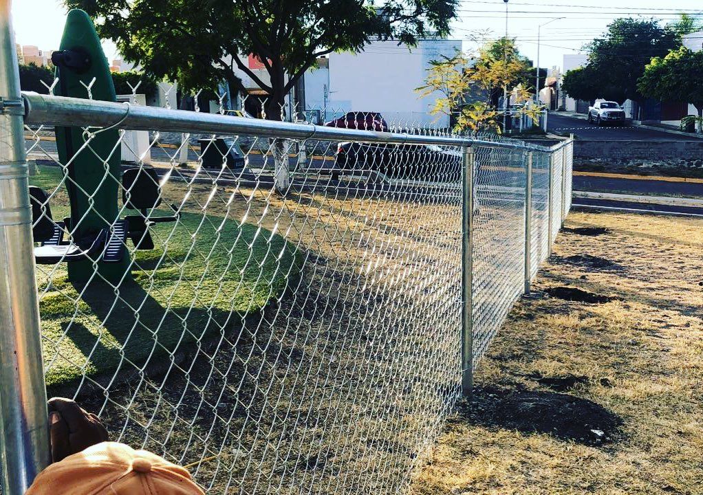 MALLA ESLABONADA DE ALAMBRE GALVANIZADO PARA SEGURIDAD PERIMETRAL