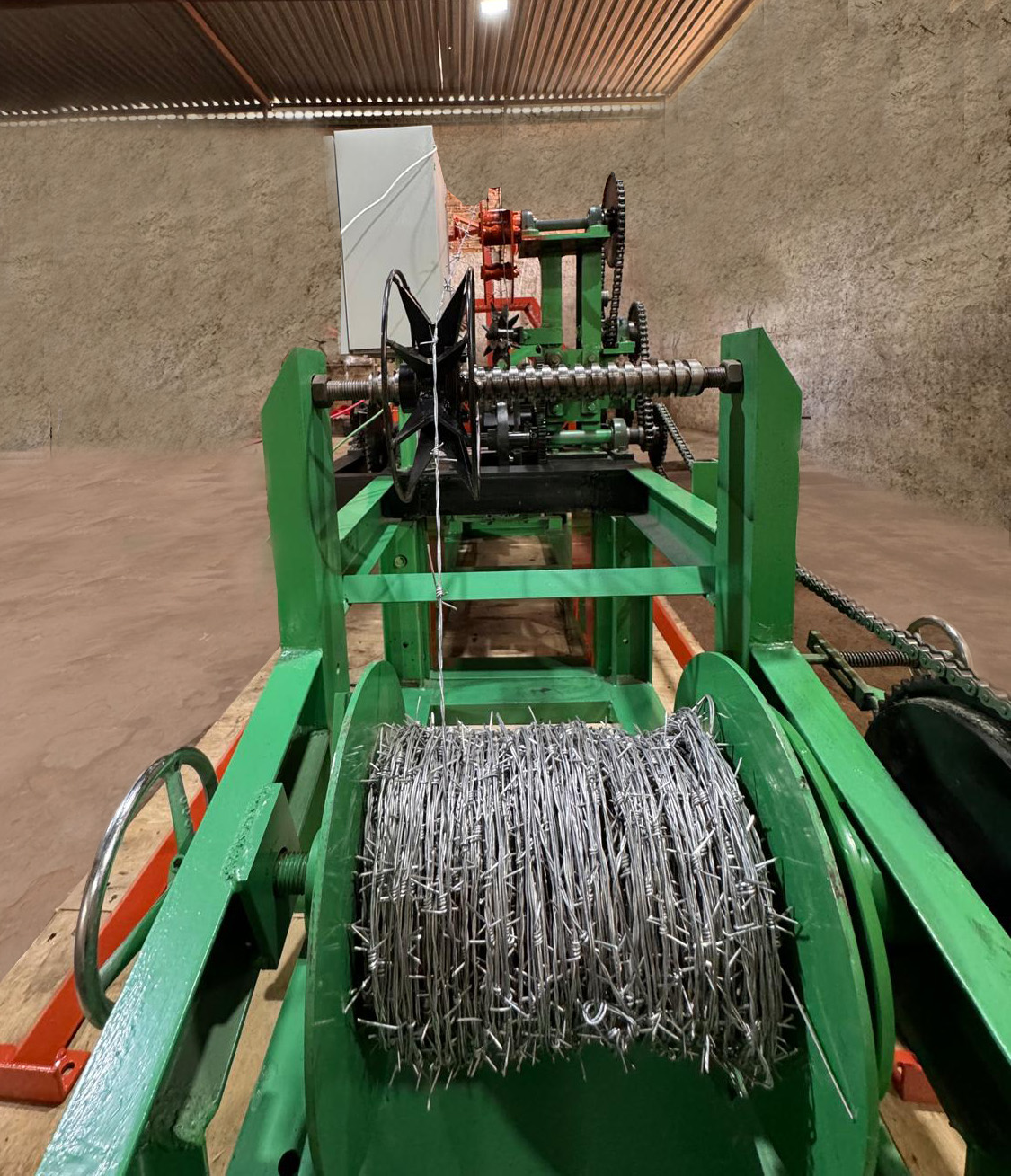 MAQUINA DE ALAMBRE DE PÚAS PARA FABRICAR CERCAS PERIMETRALES