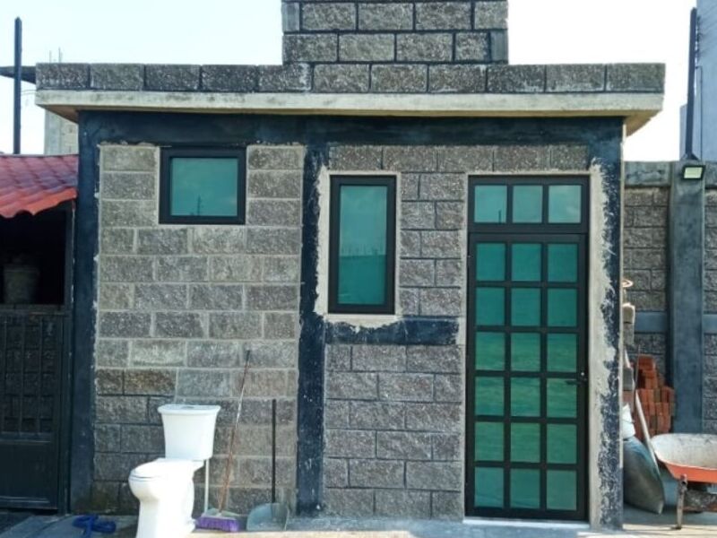 Puerta a cuadros y ventanas proyección México