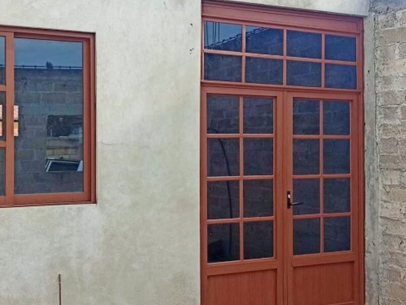 Ventana y puerta Color madera Tepexpan