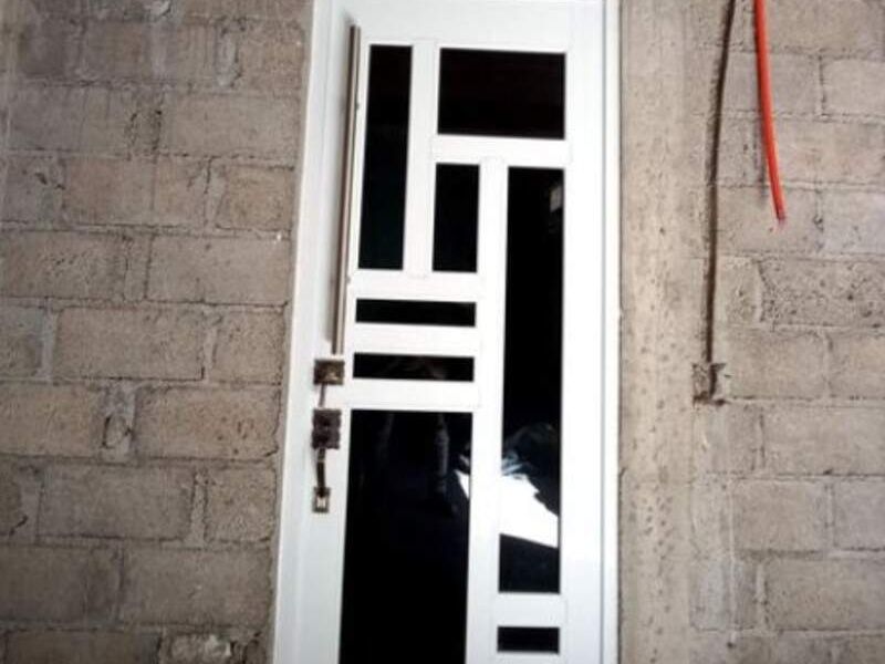 Puerta aluminio blanco con jaladera Tejupilco