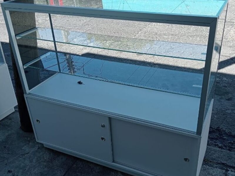 Vitrina de madera MDF y cristal claro Puebla