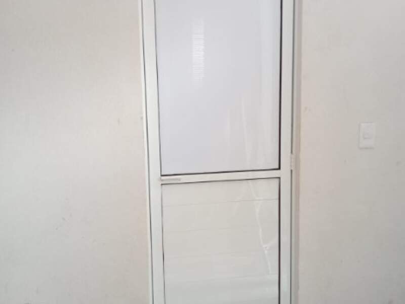 Puerta para baño en aluminio blanco Puebla