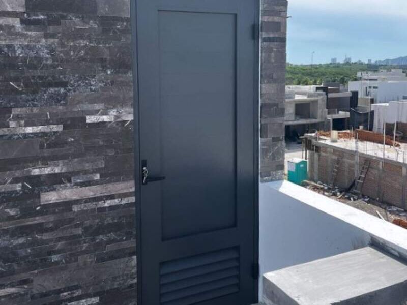 Puerta aluminio negro Mazatlán