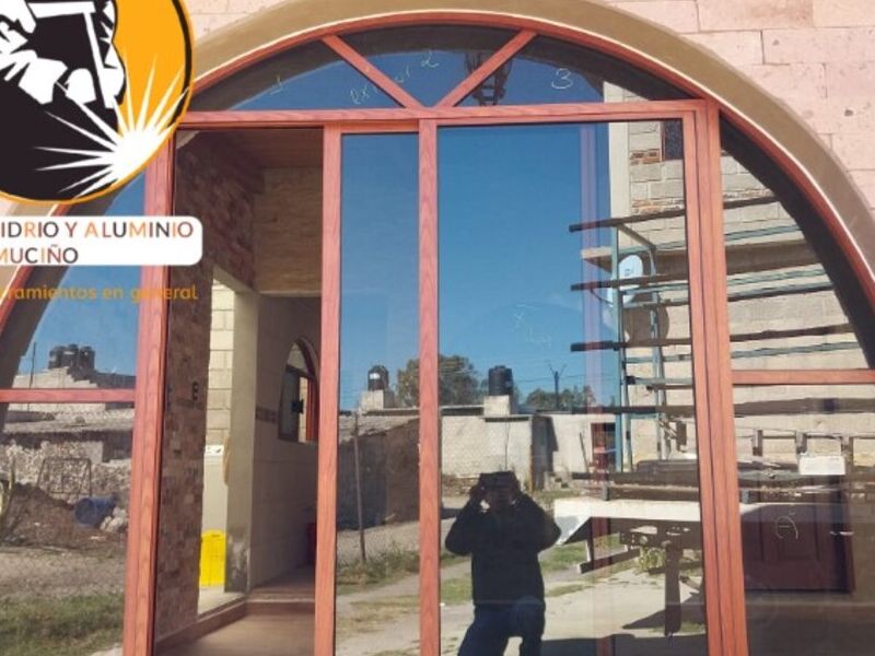 Ventana en arco con corrediza Jilotepec