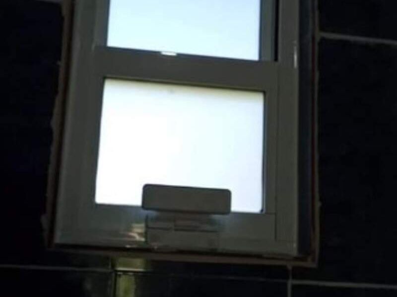 Ventana tipo guillotina para baño Jilotepec