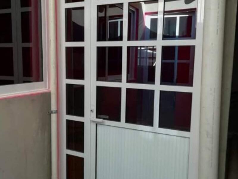 Puerta reticulada doble abatible México