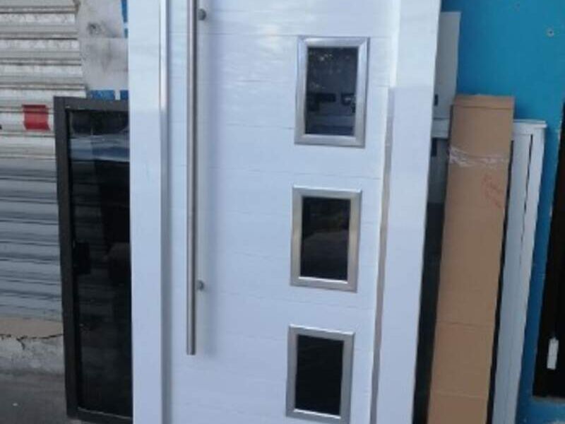 Puerta aluminio blanco con jaladera México