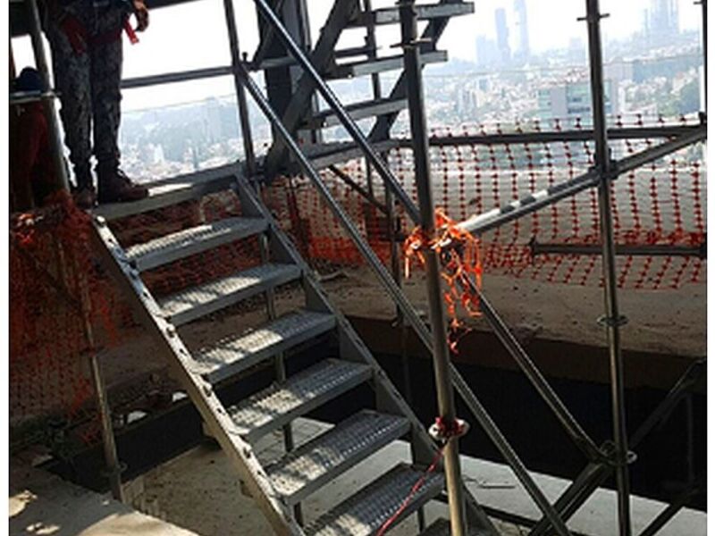 Plataforma  escalera interna México 