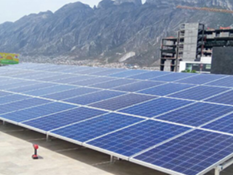 Panel solar industrial sobre piso México